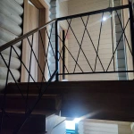 Лестница закрытого типа с забежными ступенями и ограждениями