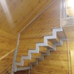 Лестница в коттедж открытого типа с забежными ступенями и ограждениями — фото 4