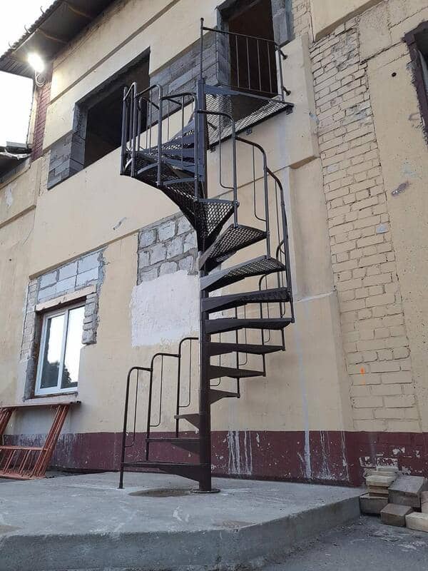 Наружная винтовая эвакуационная лестница из металла — фото 7