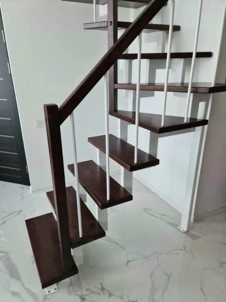 Открытая лестница на двух металлических косоурах