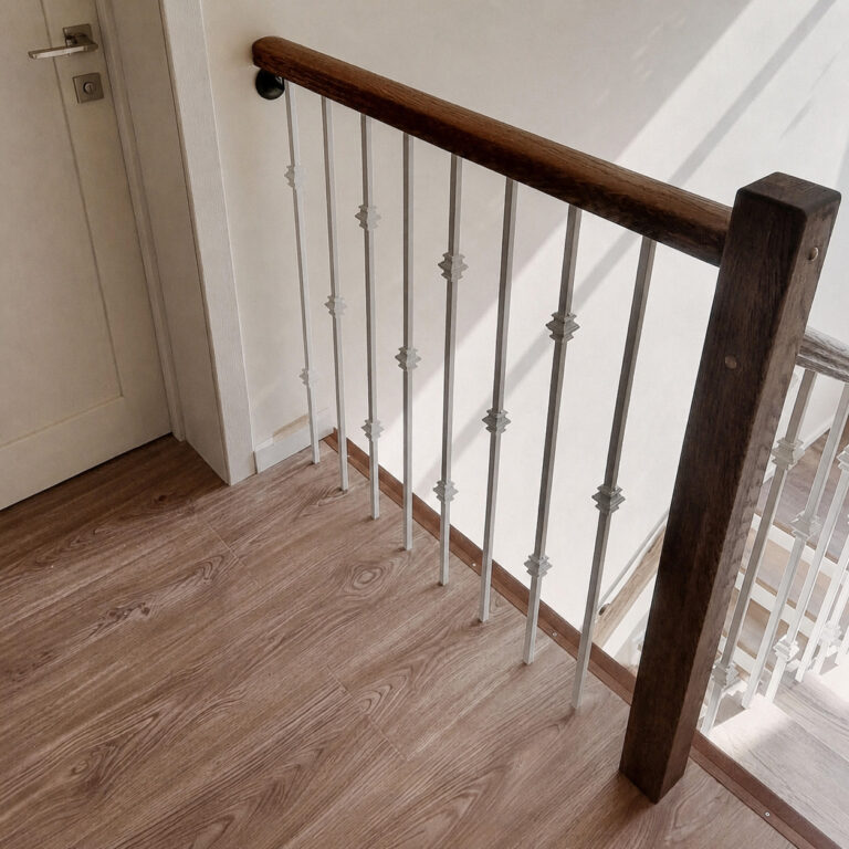 П-образная лестница закрытого типа с дубом кантри и МДФ — фото 3