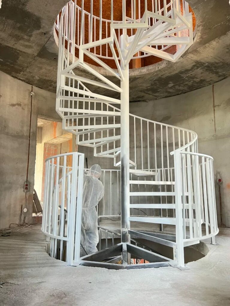 Две винтовые металлические лестницы в частном доме