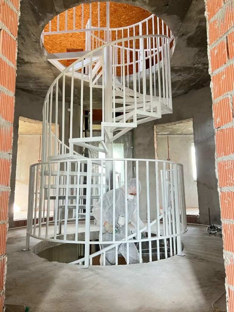 Две винтовые металлические лестницы в частном доме — фото 2